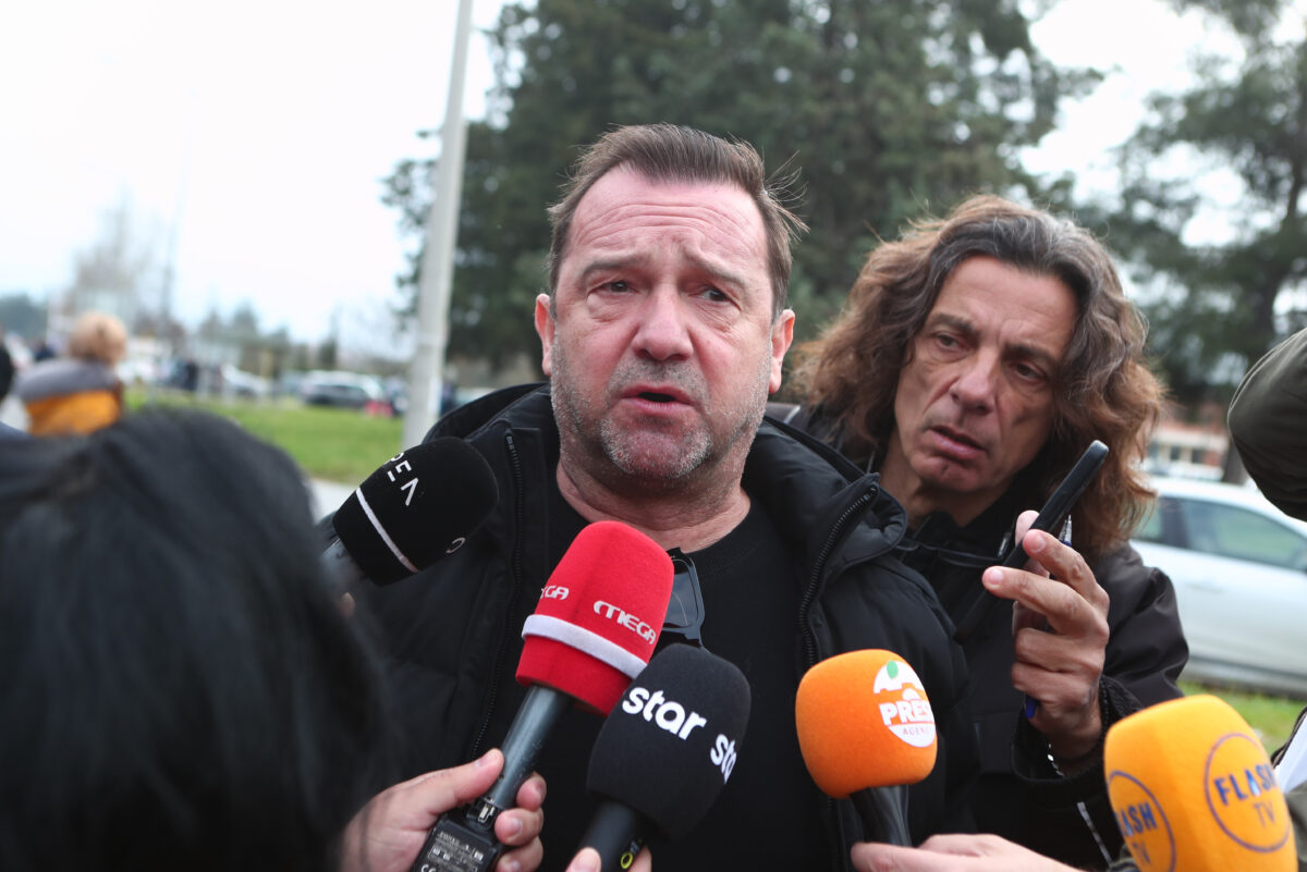 Δίκη για τα Τέμπη – Νίκος Πλακιάς: «Σήμερα θάψαμε και τα υπόλοιπα μέλη της οικογένειάς μας»