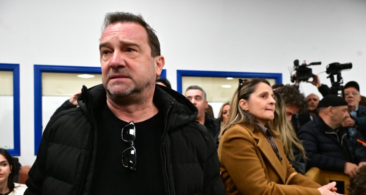 Δίκη για τα Τέμπη: «Θα σε καταστρέψω με τα χέρια μου. Αλήτη» ξέσπασε η οικογένεια Πλακιά – «Αποκαλύψτε τι περιείχε το φορτίο!» φώναζε η Καρυστιανού
