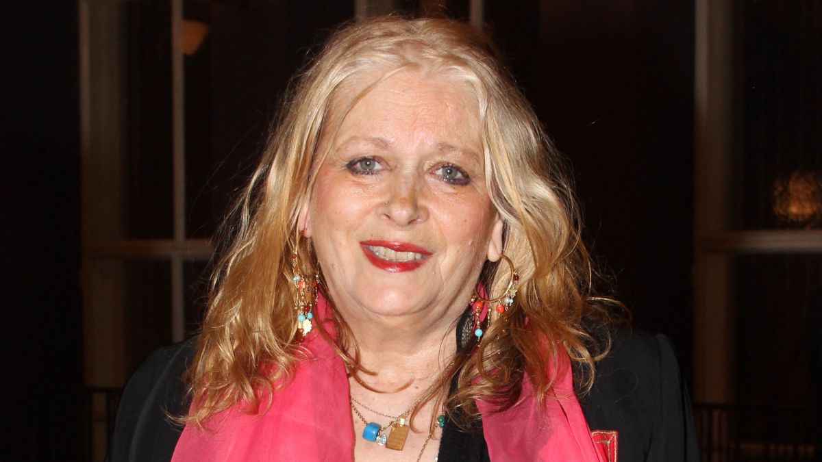 Home 58 Νόρα Βαλσάμη: Σπάνια δημόσια παρουσία – Αδυνατισμένη και εμφανώς καταβεβλημένη στα 78 της