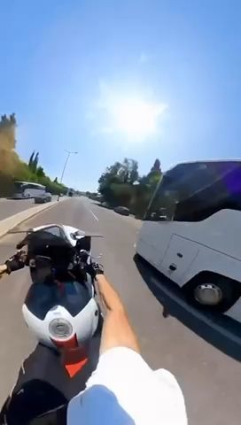 Οδηγός μηχανής παρακινούσε σε επικίνδυνη οδήγηση με σούζες μέσα από τα μέσα κοινωνικής δικτύωσης