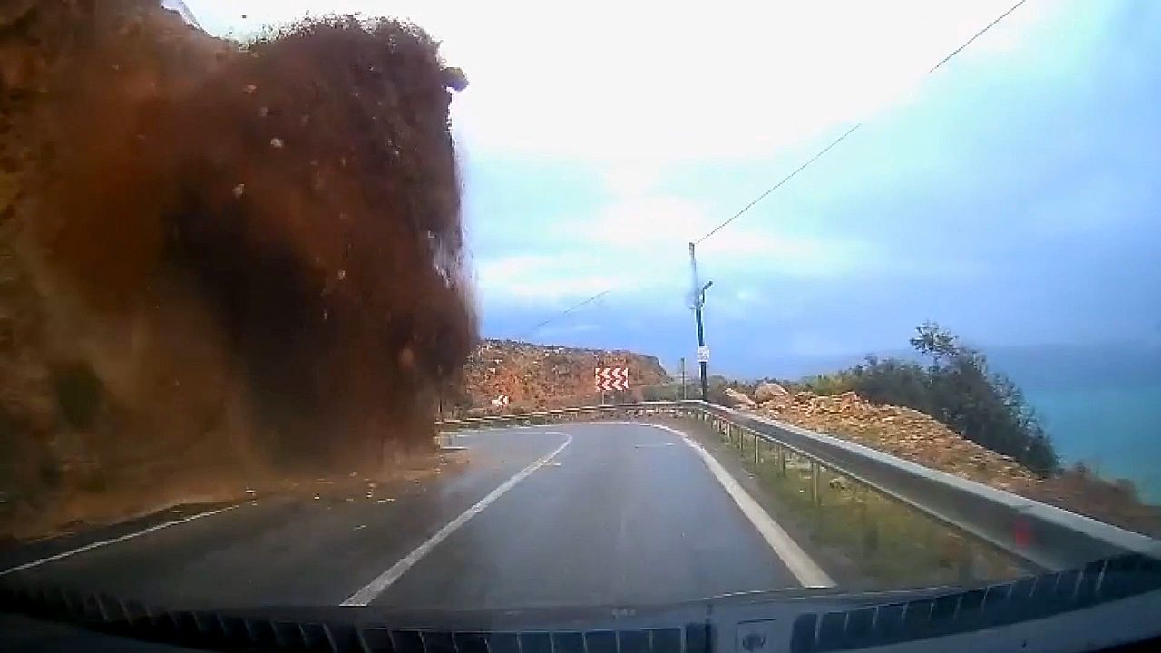 Οδηγός θάβεται σε κατολίσθηση και σώζεται από θαύμα