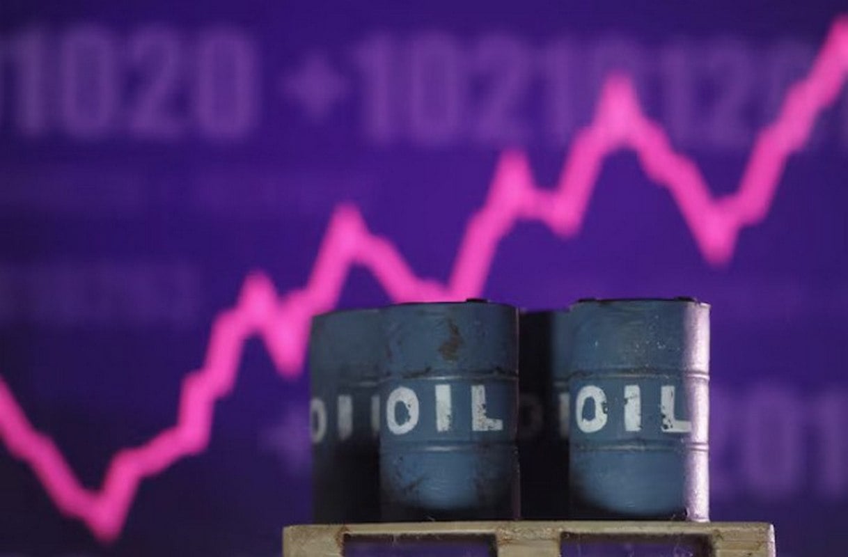 Η τιμή του πετρελαίου φτάνει ξανά τα 100 δολάρια, παρά τις απελευθερώσεις στρατηγικών αποθεμάτων