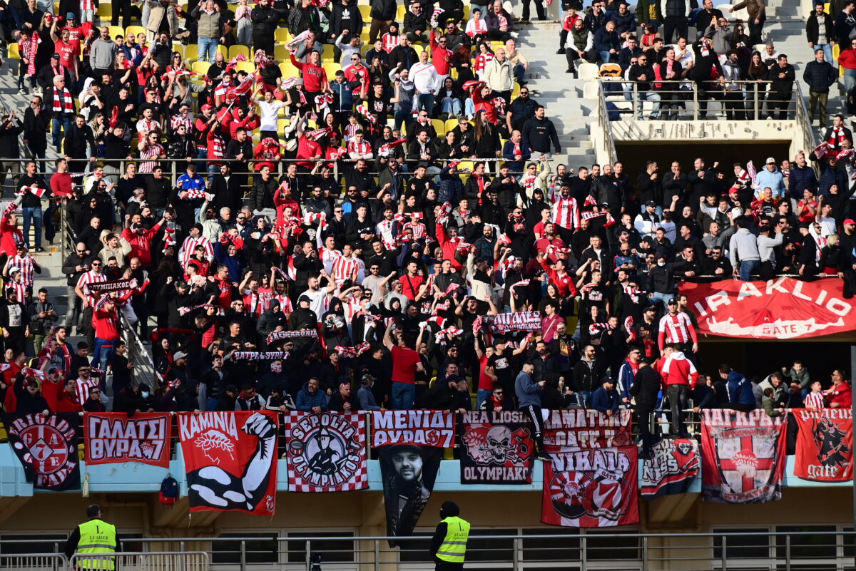 ΟΦΗ – Ολυμπιακός: Δυναμική παρουσία των Πειραιωτών φιλάθλων στο Παγκρήτιο