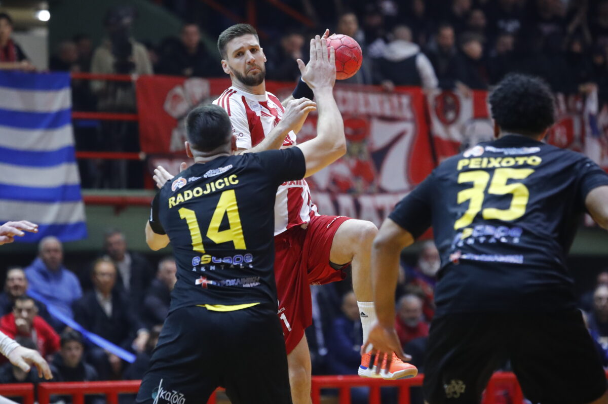Ολυμπιακός – ΑΕΚ 32-26: Οι ερυθρόλευκοι κατέκτησαν το ντέρμπι της Handball Premier και αναζωπύρωσαν τη βαθμολογία