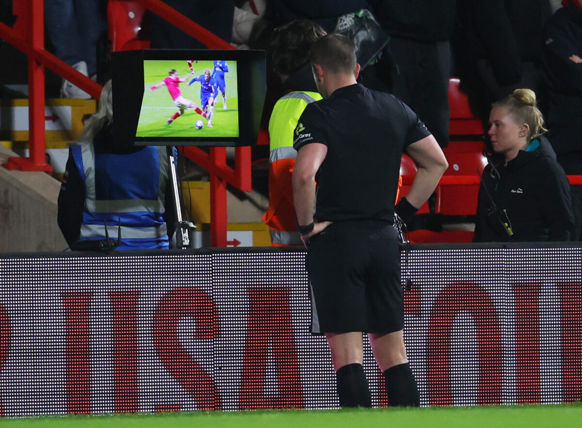 Οπαδός στη Γερμανία αποσύνδεσε το onfield review για να εμποδίσει τον διαιτητή να δει φάση πέναλτι στην οθόνη