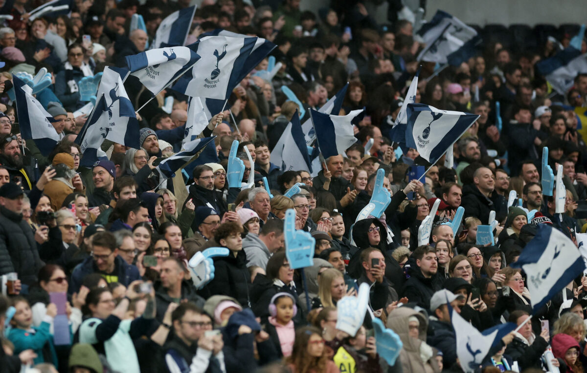 Η UEFA επέβαλε ποινή στην Τότεναμ για ναζιστικούς χαιρετισμούς φιλάθλων της