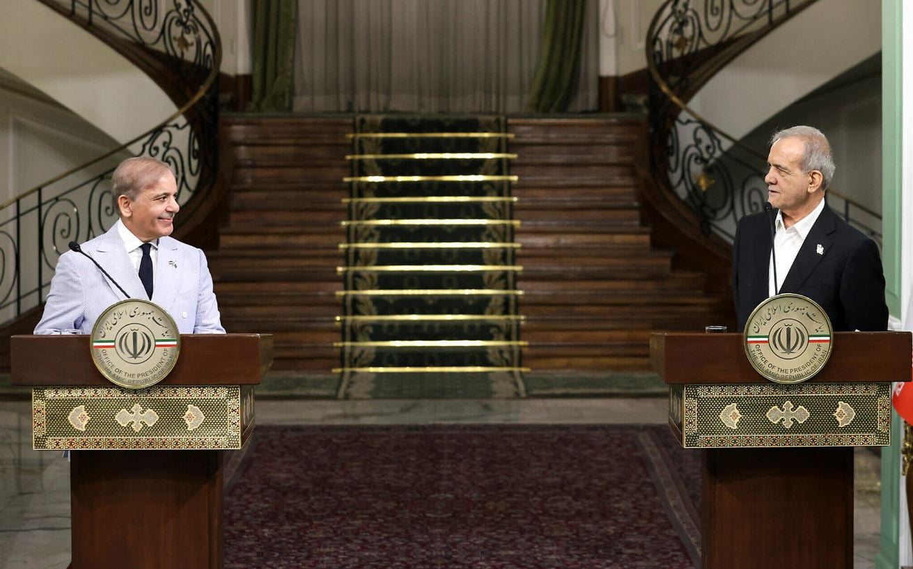 Ιράν: Ο Πεζεσκιάν τονίζει στον Πακιστανό Πρωθυπουργό την ανάγκη εμπιστοσύνης στις διαπραγματεύσεις για τον τερματισμό του πολέμου