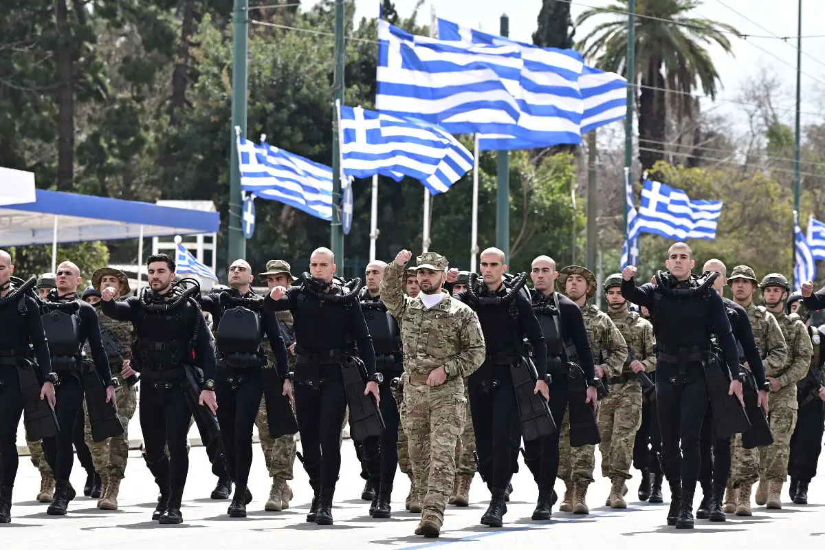 Γρηγόρης Αρναούτογλου: Εξοργισμένος για την παρέλαση στο Σύνταγμα – «Πάλι τα ίδια…» 7 Παρέλαση 25η Μαρτίου Σύνταγμα