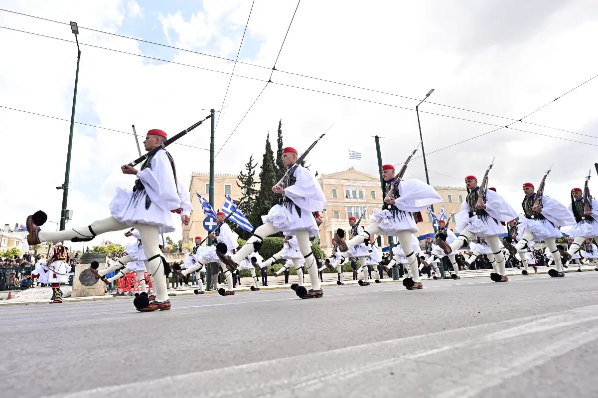 Γρηγόρης Αρναούτογλου: Εξοργισμένος για την παρέλαση στο Σύνταγμα – «Πάλι τα ίδια…» 6 Παρέλαση 25η Μαρτίου Σύνταγμα
