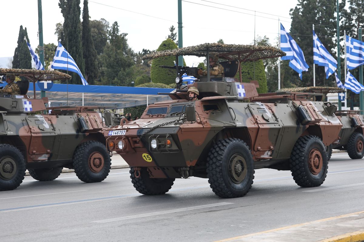 25η Μαρτίου: Στιγμιότυπα από την εντυπωσιακή στρατιωτική παρέλαση στην Αθήνα – Εντυπωσίασαν τα M-117, τα drones και τα σύγχρονα οπλικά συστήματα