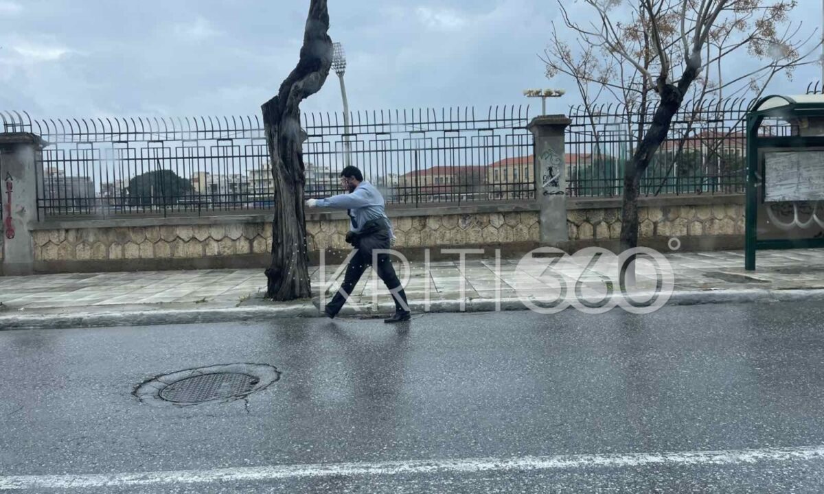 25η Μαρτίου στα Χανιά: Παρέλασε μόνος του μετά την ακύρωση των εκδηλώσεων λόγω κακοκαιρίας – Δείτε το βίντεο