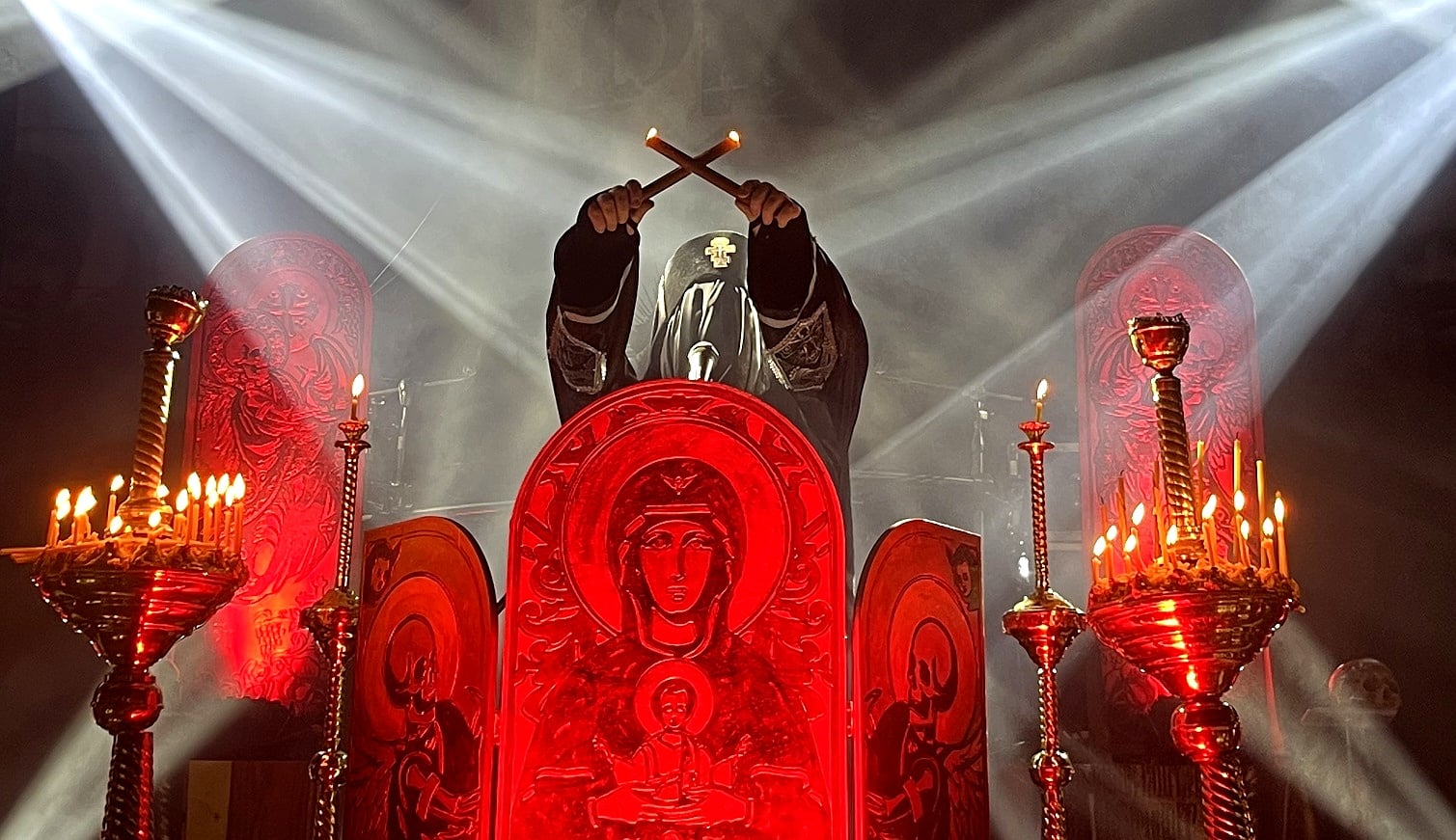 Black metal μπάντα παίζει ζωντανά μπροστά στον… Χριστό και την Παναγία – Η παράξενη ιστορία των «Patriarkh»