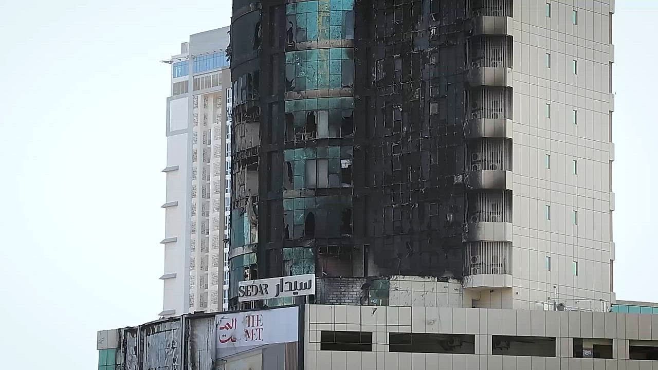 Πλάνα δείχνουν τις ζημιές σε κτίρια στο Μπαχρέιν μετά από ιρανικά αντίποινα