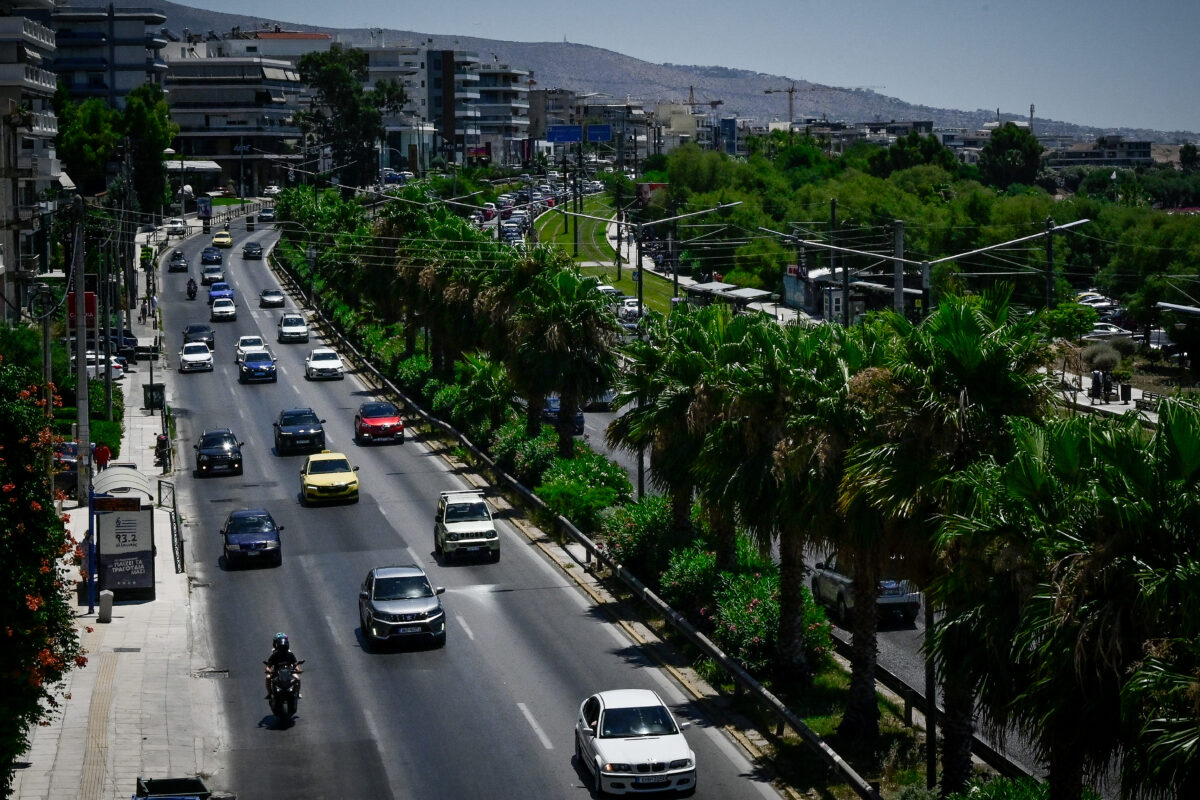 Καθυστερήσεις στη λεωφόρο Ποσειδώνος προς Γλυφάδα λόγω σύγκρουσης δύο οχημάτων