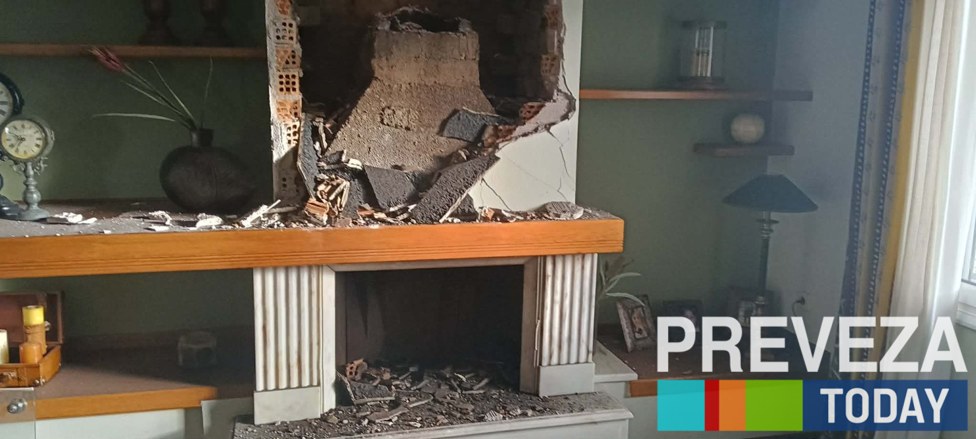 Πρέβεζα: Κεραυνός έπληξε οικία – Κατέρρευσε μέρος της στέγης και τοίχος, δείτε εικόνες 7 Πρέβεζα: Κεραυνός έπληξε οικία – Κατέρρευσε μέρος της στέγης και τοίχος, δείτε εικόνες