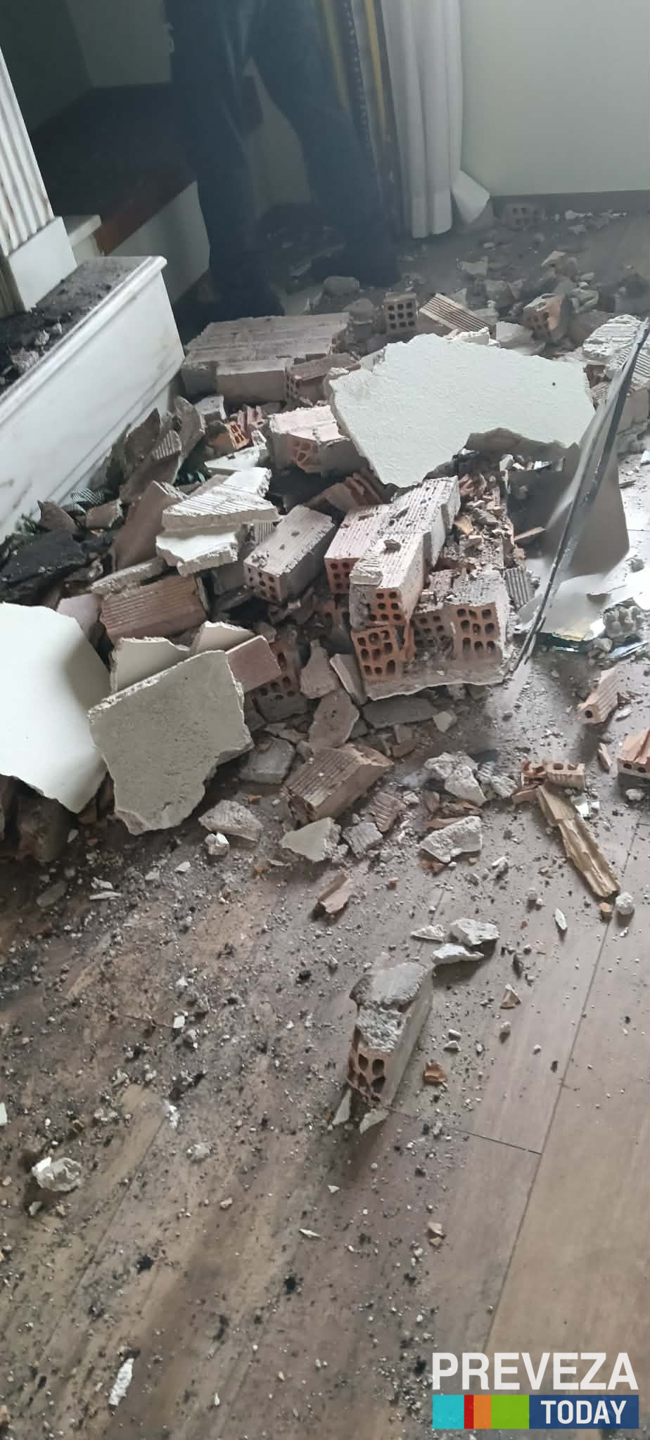 Πρέβεζα: Κεραυνός έπληξε οικία – Κατέρρευσε μέρος της στέγης και τοίχος, δείτε εικόνες 6 Πρέβεζα: Κεραυνός έπληξε οικία – Κατέρρευσε μέρος της στέγης και τοίχος, δείτε εικόνες