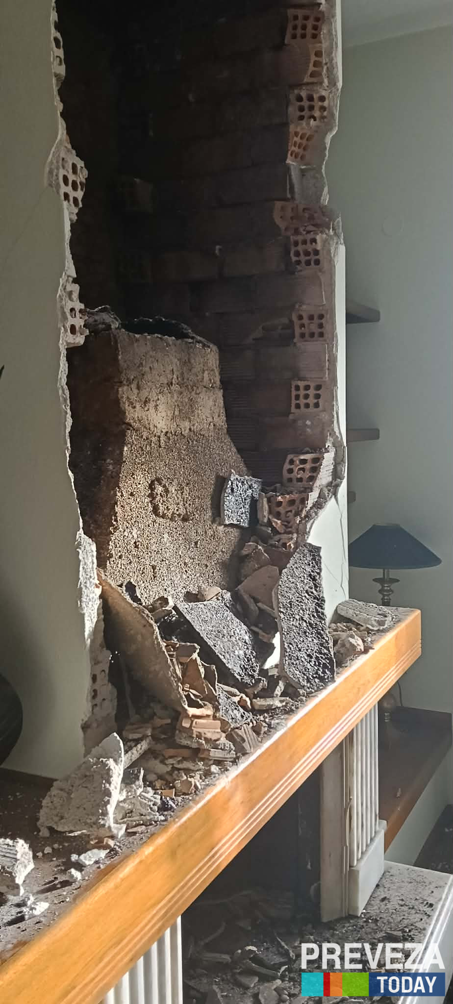 Πρέβεζα: Κεραυνός έπληξε οικία – Κατέρρευσε μέρος της στέγης και τοίχος, δείτε εικόνες 5 Πρέβεζα: Κεραυνός έπληξε οικία – Κατέρρευσε μέρος της στέγης και τοίχος, δείτε εικόνες