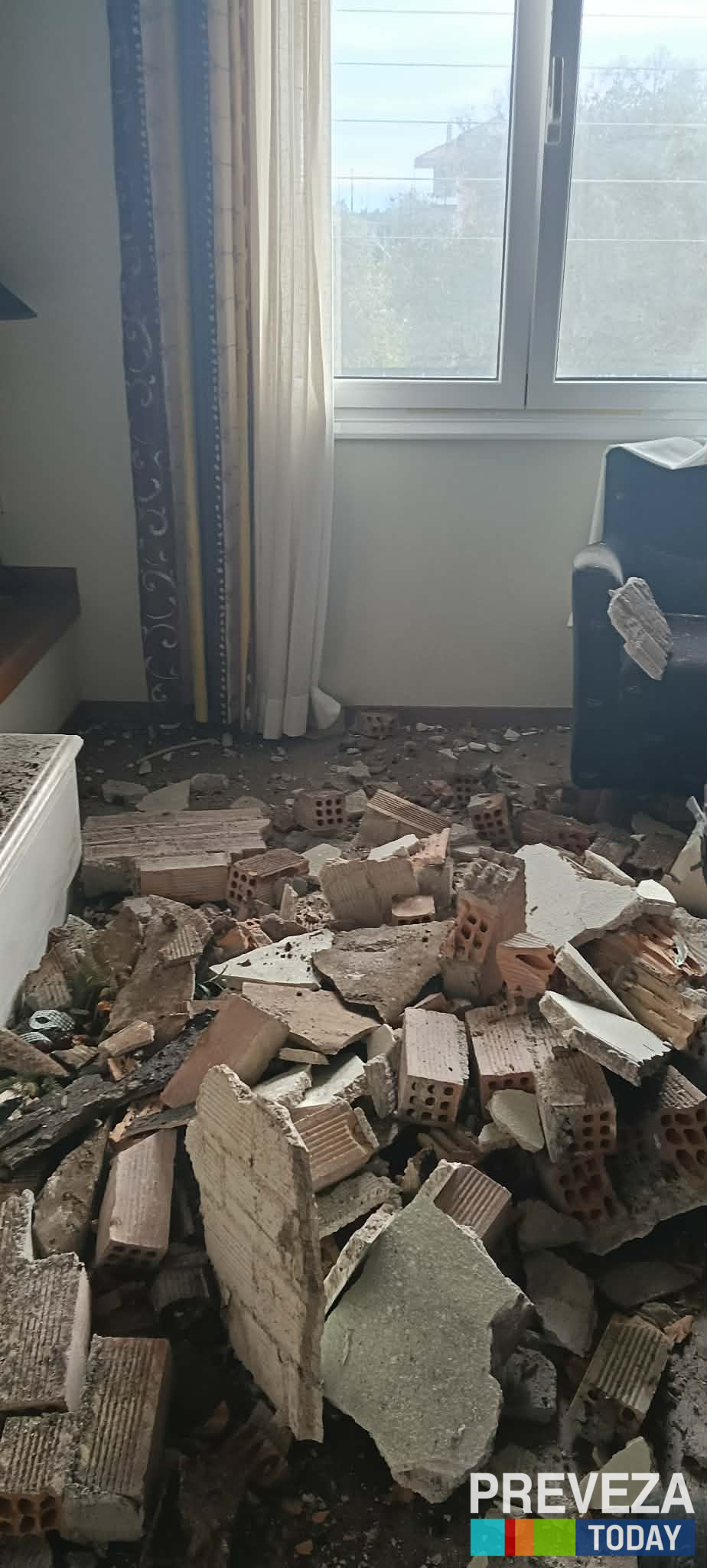 Πρέβεζα: Κεραυνός έπληξε οικία – Κατέρρευσε μέρος της στέγης και τοίχος, δείτε εικόνες 8 Πρέβεζα: Κεραυνός έπληξε οικία – Κατέρρευσε μέρος της στέγης και τοίχος, δείτε εικόνες