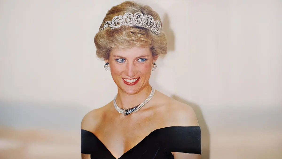 Η πολύτιμη τιάρα κοσμεί τα μαλλιά της Νταϊάνας