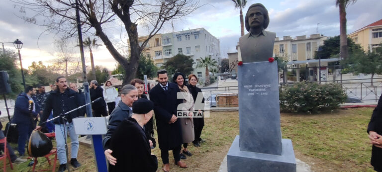 Χανιά: Συγκίνηση στα αποκαλυπτήρια της προτομής του Νίκου Ξυλούρη