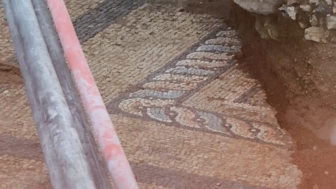 Αποκαλύφθηκε τυχαία αρχαίο ψηφιδωτό στην οδό Ευριπίδου, στην καρδιά της Αθήνας, δείτε βίντεο