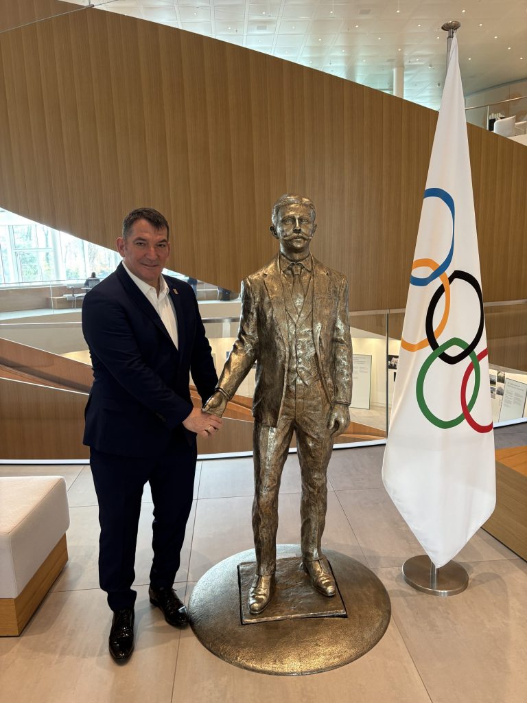 Ο Πύρρος Δήμας υπέγραψε στη Λωζάνη στον Τοίχο των Ολυμπιονικών, ύψιστη τιμή για τον μύθο της άρσης βαρών