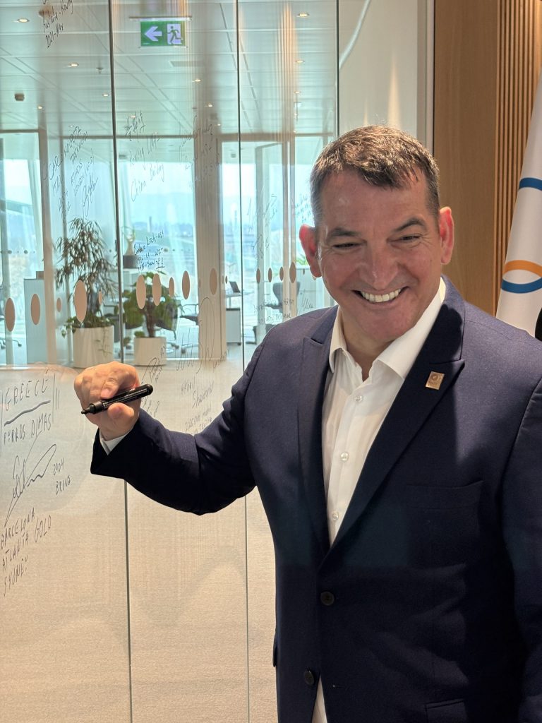 Ο Πύρρος Δήμας υπέγραψε στη Λωζάνη στον Τοίχο των Ολυμπιονικών, ύψιστη τιμή για τον μύθο της άρσης βαρών