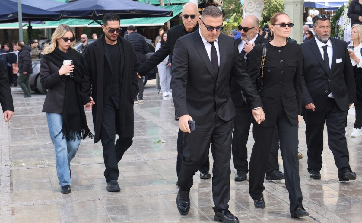 Αποχαιρετισμός Μαρινέλλας: Αντώνης Ρέμος και Χρήστος Μάστορας με τις συντρόφους τους στο ύστατο αντίο