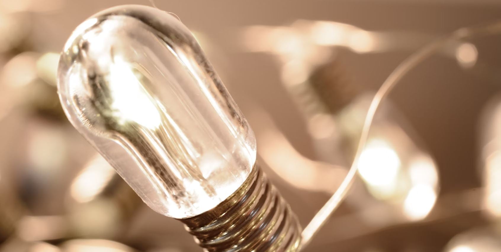 Πώς ο πόλεμος επηρεάζει τις τιμές στα μπλε τιμολόγια ρεύματος: Οδηγός με ερωτήσεις και απαντήσεις