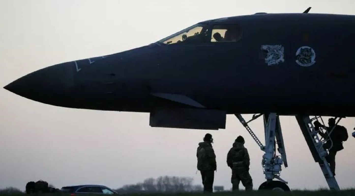 Μέλος πληρώματος επιβιβάζεται σε βομβαρδιστικό B-1B της Πολεμικής Αεροπορίας των ΗΠΑ (USAF) στη βάση RAF Fairford στο Ηνωμένο Βασίλειο. Πηγή: Reuters