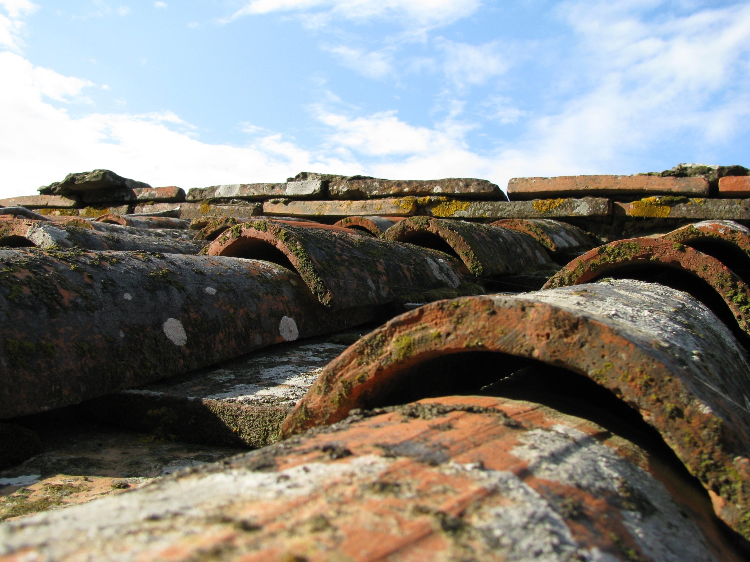 Η απρόσμενη αιτία πίσω από την ισπανική πρωτοπορία στην παραγωγή κεραμιδιών – Ποια η χρησιμότητά τους (Photo)