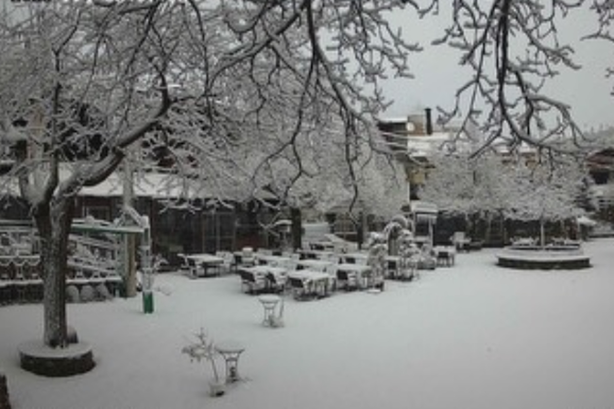 Χιόνια καλύπτουν την Ελλάδα και τον Μάρτιο: Ορεινές περιοχές και η Κέρκυρα στα λευκά