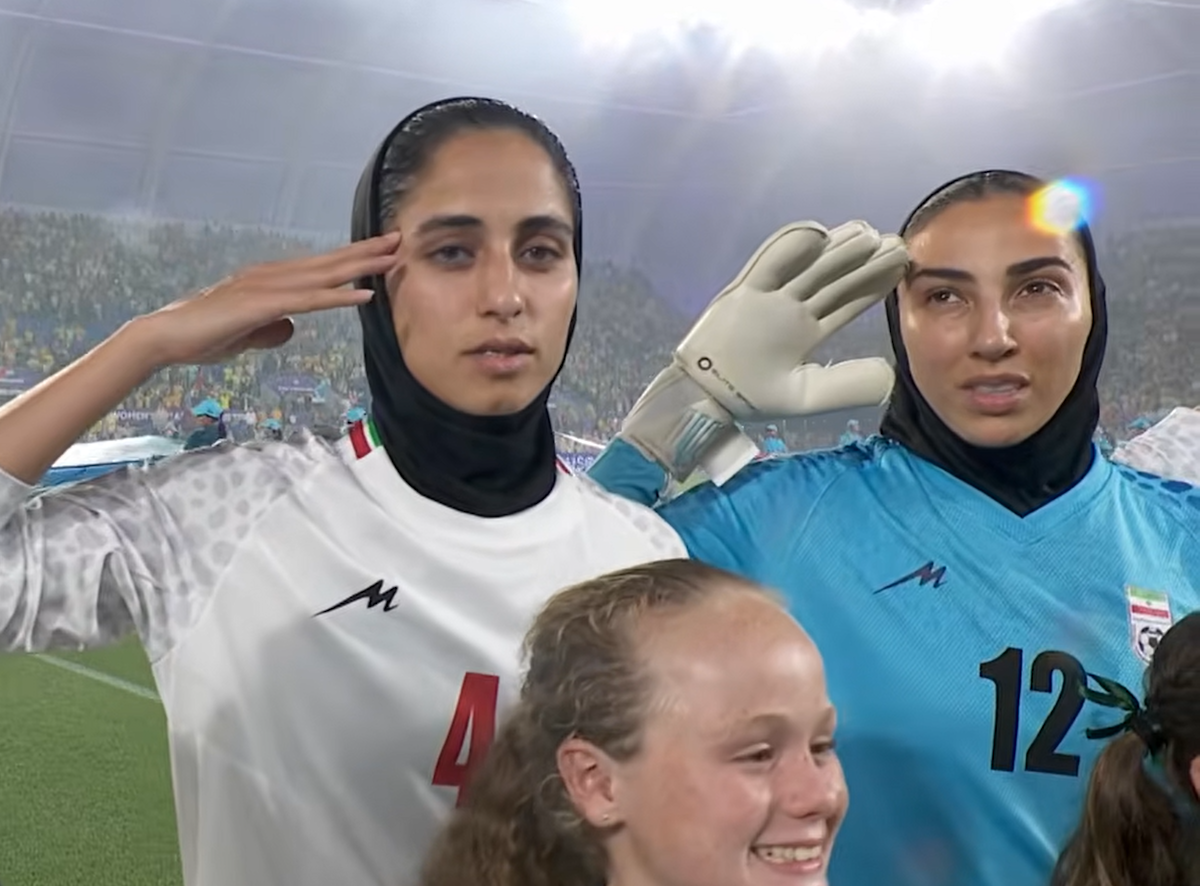 Αλλαγή στάσης από την Εθνική γυναικών του Ιράν: Από τη σιωπή πέρασαν στον στρατιωτικό χαιρετισμό