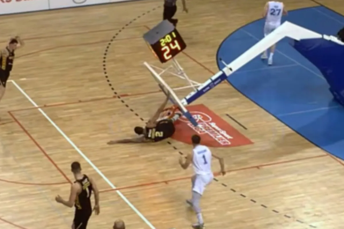 Σοκαριστικό συμβάν στην Κροατία: Παίκτης κάρφωσε, κατέρρευσε η μπασκέτα και παγιδεύτηκε από κάτω της