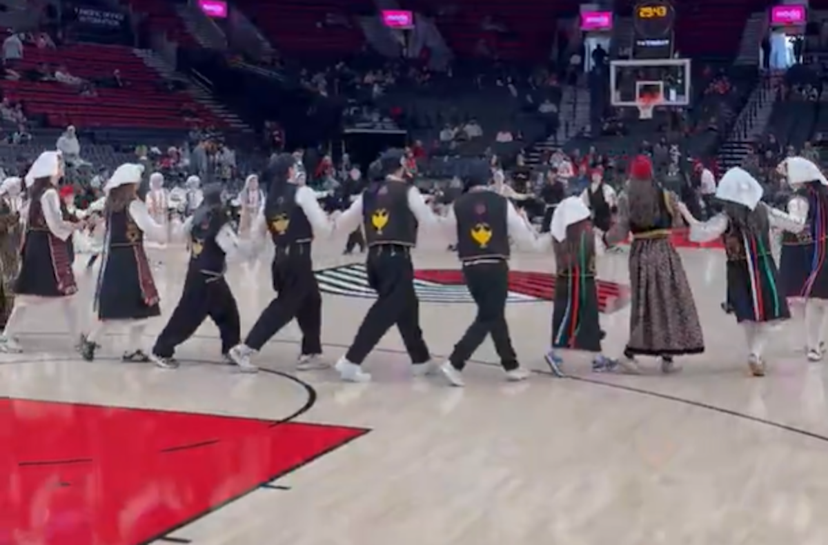 Παραδοσιακοί χοροί στο διάλειμμα του αγώνα Μπλέιζερς – Μπακς στο NBA με μουσική της Αναστασίας στα ηχεία