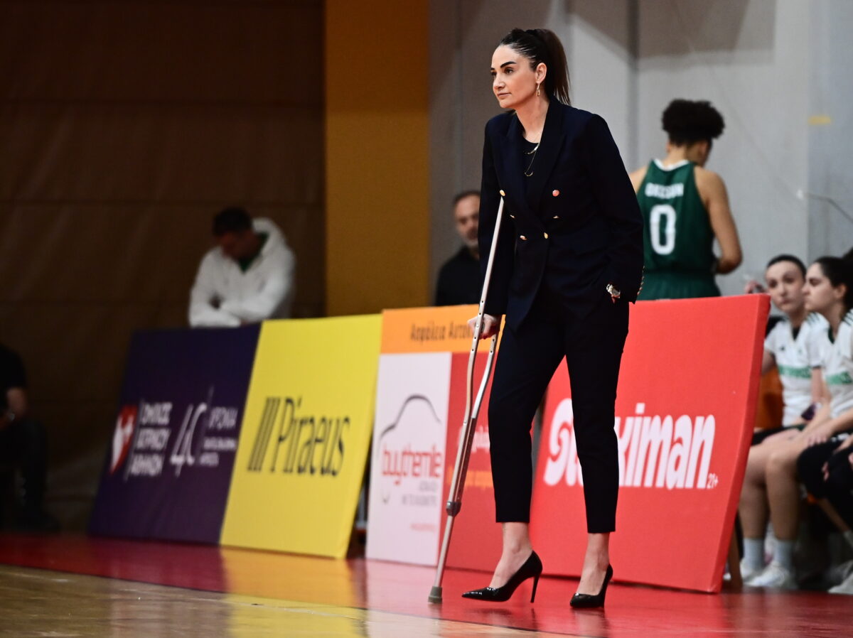 Ολυμπιακός – Παναθηναϊκός: Με πατερίτσα και τακούνια η Σελέν Ερντέμ στο ΣΕΦ