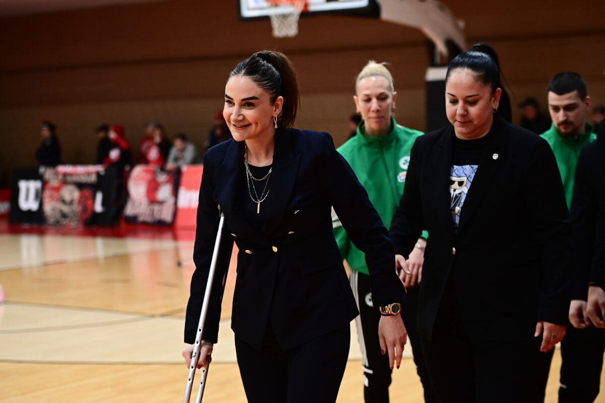 Ολυμπιακός – Παναθηναϊκός: Με πατερίτσα και τακούνια η Σελέν Ερντέμ στο ΣΕΦ