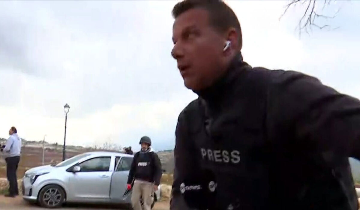 «Πρέπει να αποχωρήσουμε» – Η δραματική στιγμή που ο Γιώργος Σιδέρης και το συνεργείο της ΕΡΤ διαφεύγουν στα σύνορα Ισραήλ – Λιβάνου