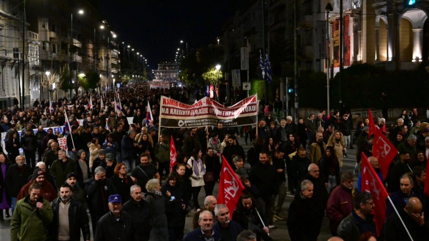 Μαζικό αντιπολεμικό συλλαλητήριο στο Σύνταγμα και πορεία προς την Αμερικανική πρεσβεία – Δείτε εικόνες