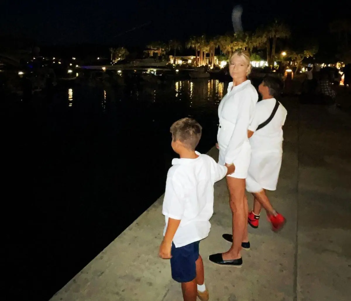 Η Φαίη Σκορδά με τους δυο της γιους