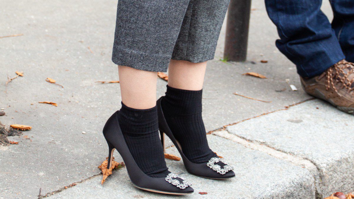 Ούτε λευκό, ούτε κόκκινο: Αυτό το χρώμα κάλτσες επιλέγουν τα it-girls φέτος