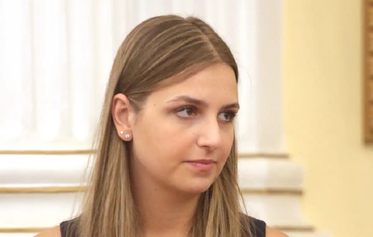 Η Σοφία Μητσοτάκη μοιράστηκε το εισιτήριο της πτήσης της από το Ομάν στην Αθήνα: «Εύχομαι να τελειώσει εδώ αυτή η αθλιότητα»