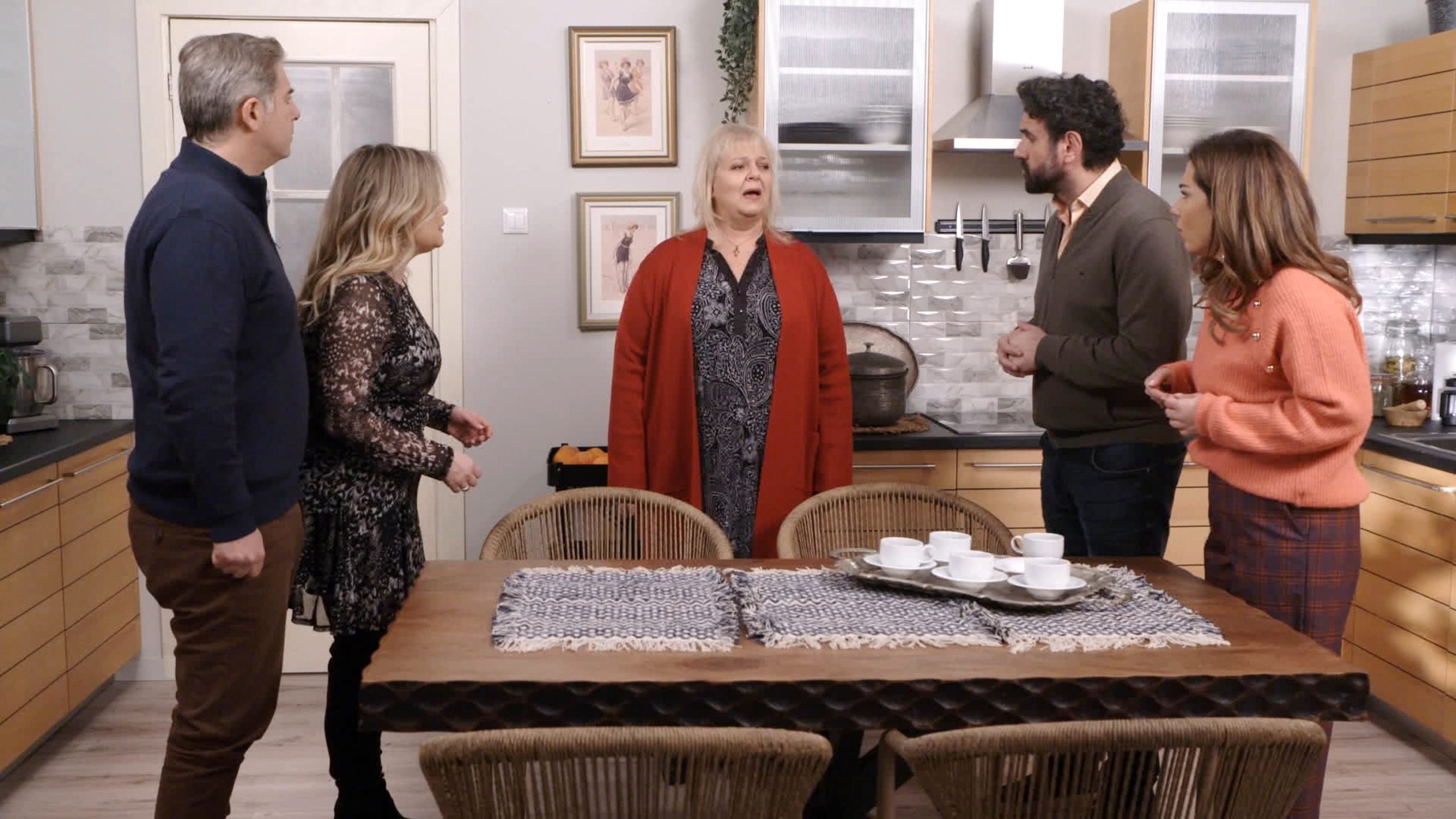 Το σόι σου: Η Αφρούλα καταφθάνει απρόσκλητη και φέρνει τα πάνω κάτω