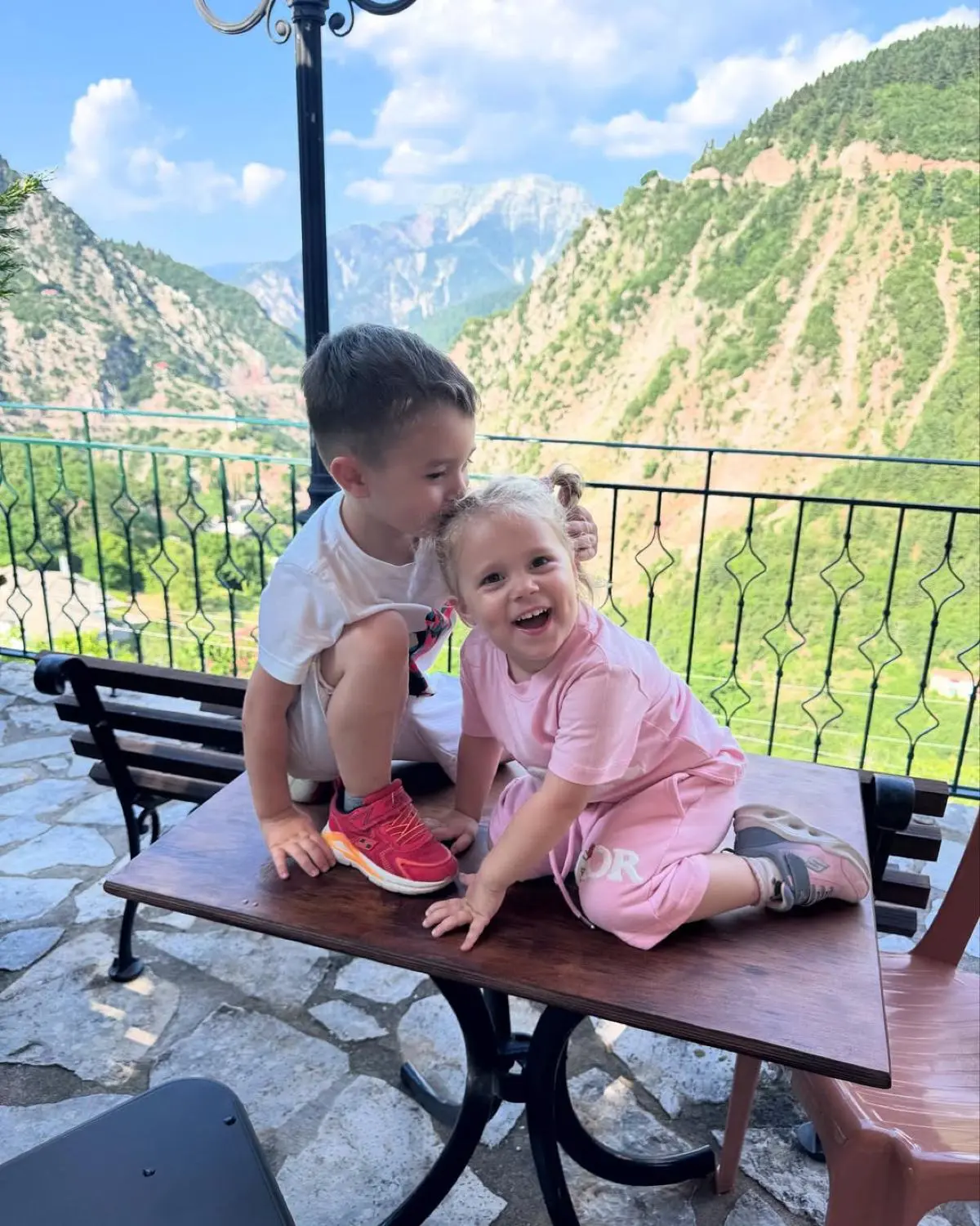 Ο γιος του Κώστα Σόμμερ φιλάει στο κεφάλι την αδερφή του