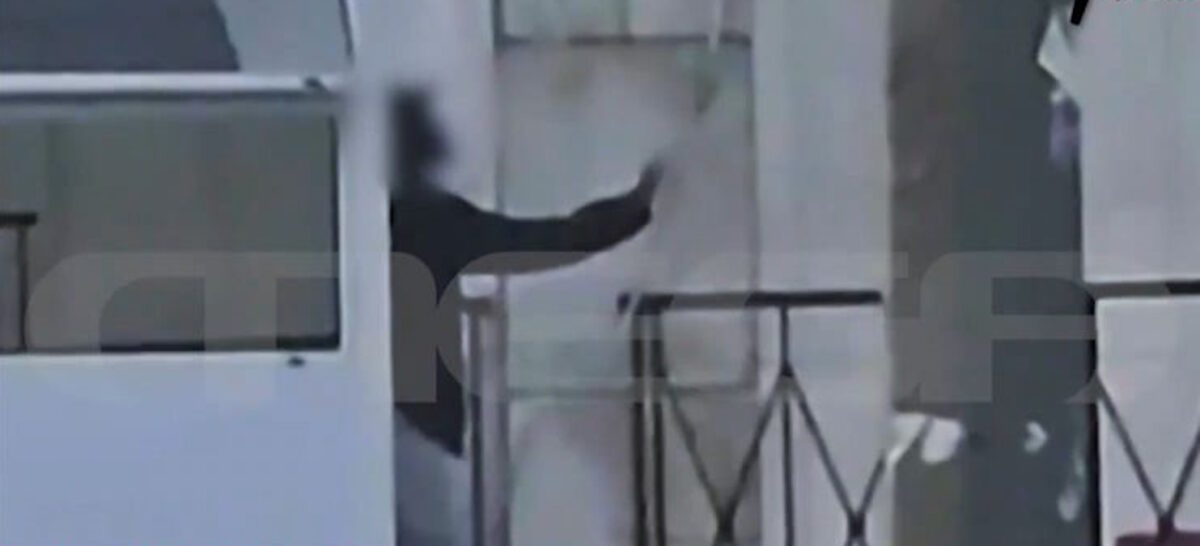 Η στιγμή που ο 48χρονος Σουδανός απειλεί αστυνομικούς με ανατίναξη του κτιρίου της ΓΑΔΑ