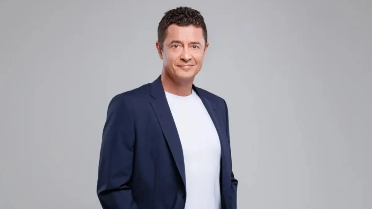 Ο Σρόιτερ στην επίσημη φωτογράφισή του για την εκπομπή Αυτοψία