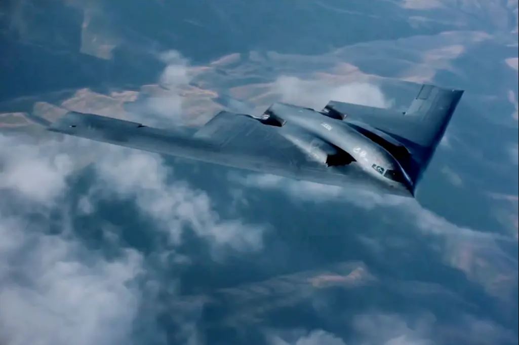 Τραμπ απειλεί το Ιράν με «ισχυρό χτύπημα»: Αμερικανικά βομβαρδιστικά με 34 τόνους εκρηκτικών κατέφθασαν στο Ηνωμένο Βασίλειο