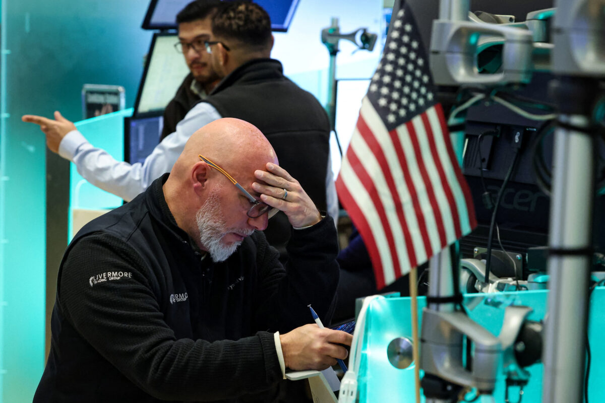 Μαζικό sell off στη Wall Street: Ο Dow Jones χάνει 1200 μονάδες στη δύνη της κρίσης του πετρελαίου