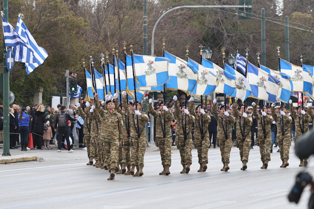 25η Μαρτίου: Στιγμιότυπα από την εντυπωσιακή στρατιωτική παρέλαση στην Αθήνα – Εντυπωσίασαν τα M-117, τα drones και τα σύγχρονα οπλικά συστήματα