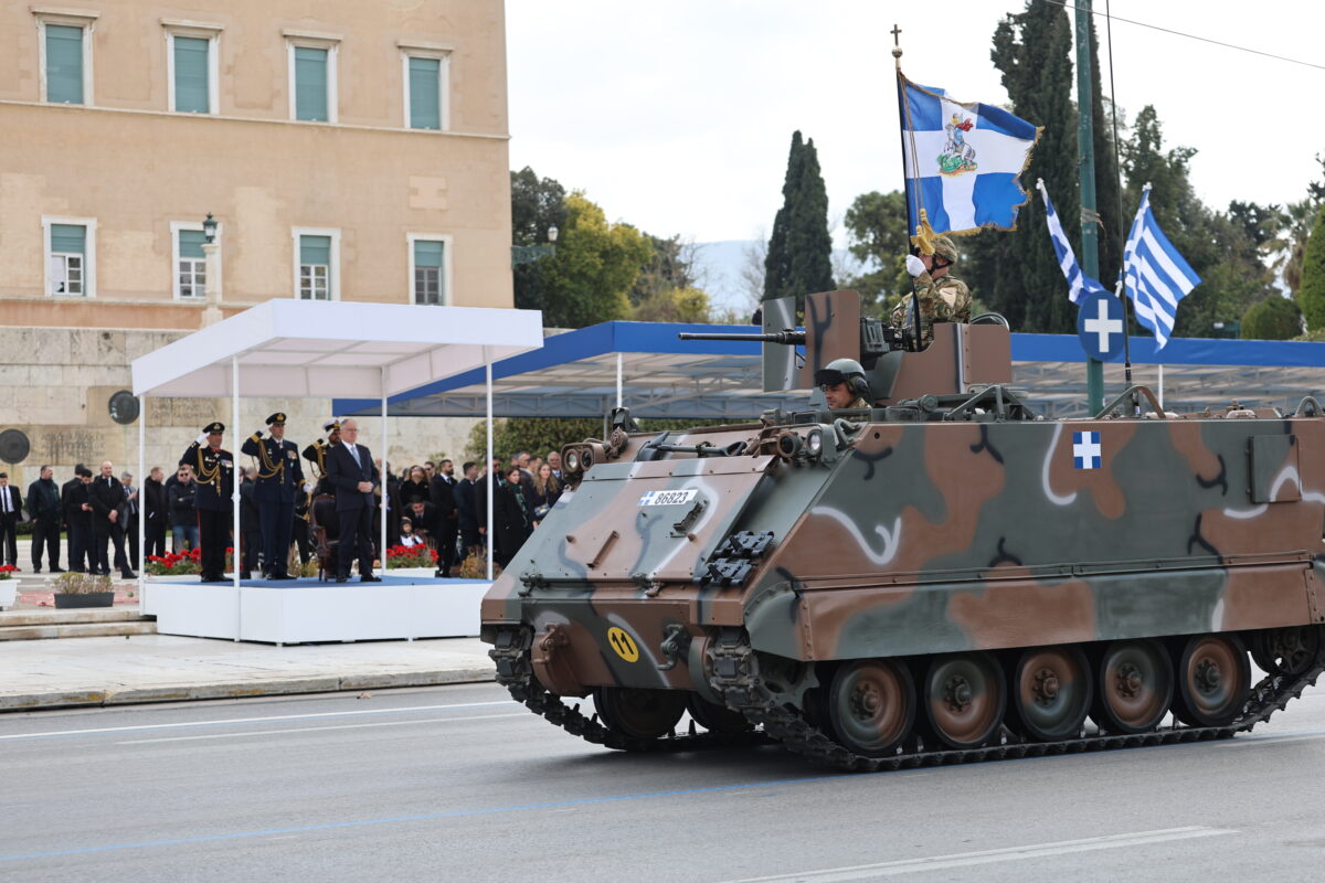 25η Μαρτίου: Στιγμιότυπα από την εντυπωσιακή στρατιωτική παρέλαση στην Αθήνα – Εντυπωσίασαν τα M-117, τα drones και τα σύγχρονα οπλικά συστήματα